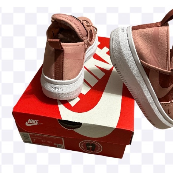 Women’s rose color Nikes great condition size 7 - Picture 4 of 5